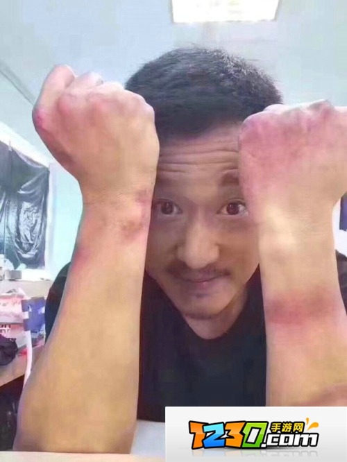 吴京手指少了一截吗 吴京是不是少了个手指
