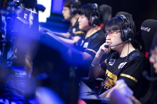 LOL:RNG头铁五把不搬加里奥