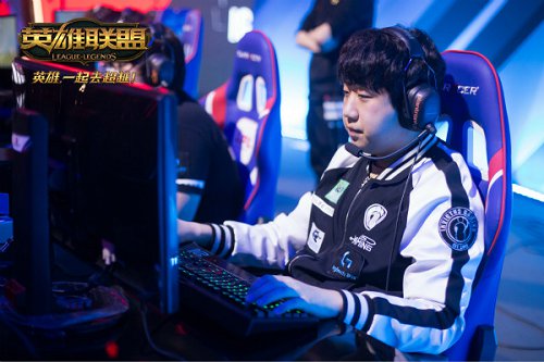 Duke坐镇上路稳定十足 Uzi与imp下路争锋