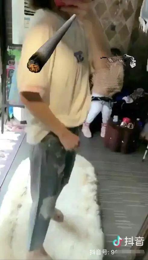 抖音换衣服视频下载 抖音妹子换衣服被拍视频观看